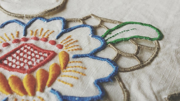 haft ludowy na tkaninie